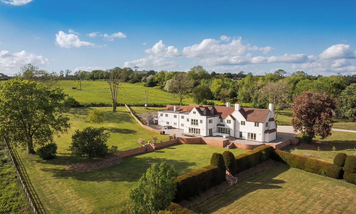 Kineton House | A stunning Edwardian-style country residence offering contemporary luxury in a tranquil village setting. Perfect for large groups, family gatherings, or multi-generational stays
