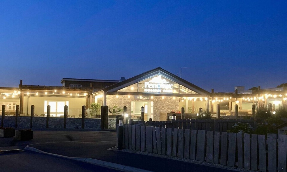 Cross Inn House | A true home from home, stylish modern 12 ft wide caravan near beautiful New Quay
