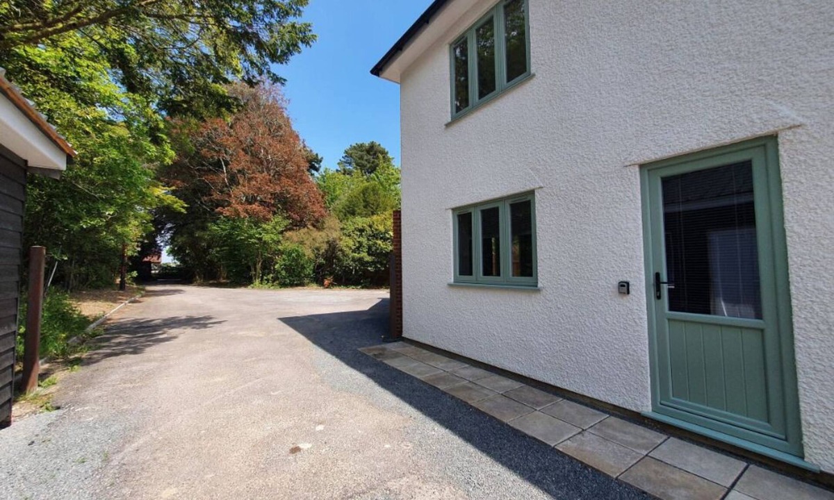 Tiptoe Apartment | A well appointed apartment in a peaceful setting. Close to beaches & the forest