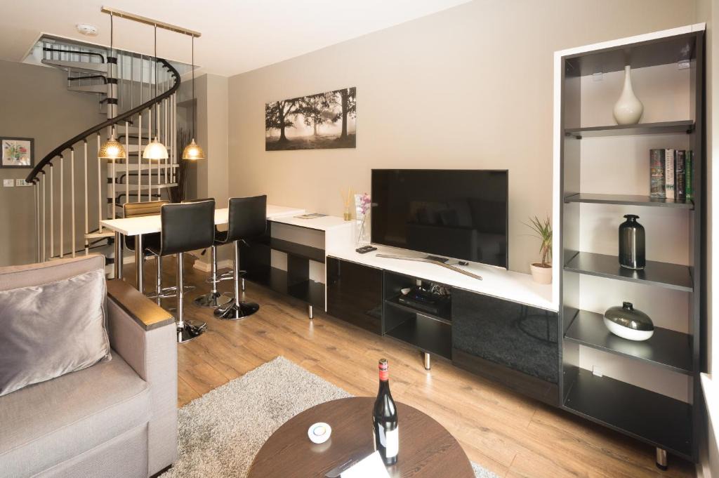 Riverside Apartment | Aaron Wise Apartments