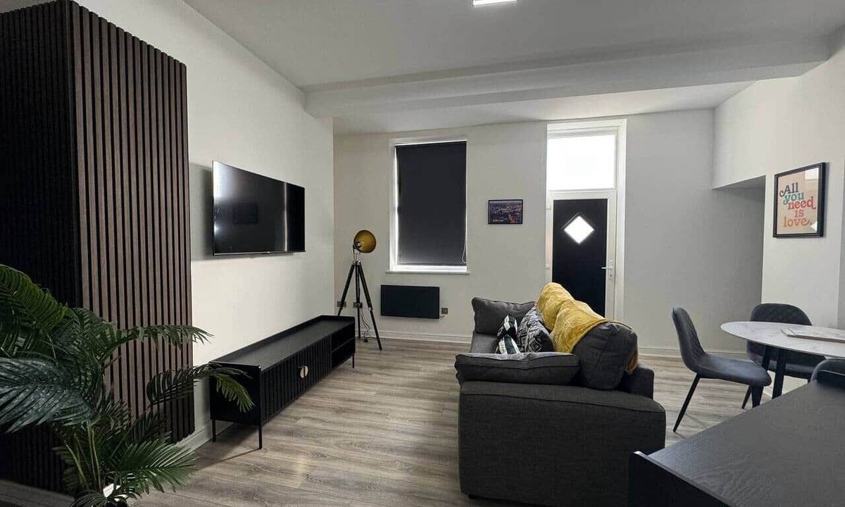 Everton Apartment | Apt 2 38 Everton Road