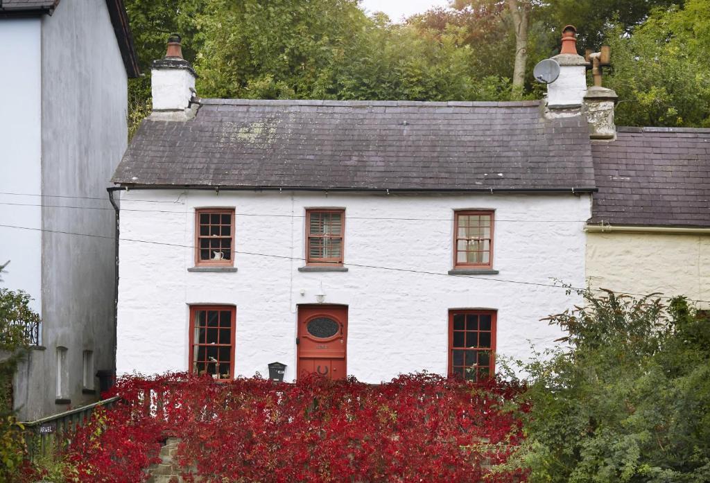 Llandyssiliogogo House | Arwel