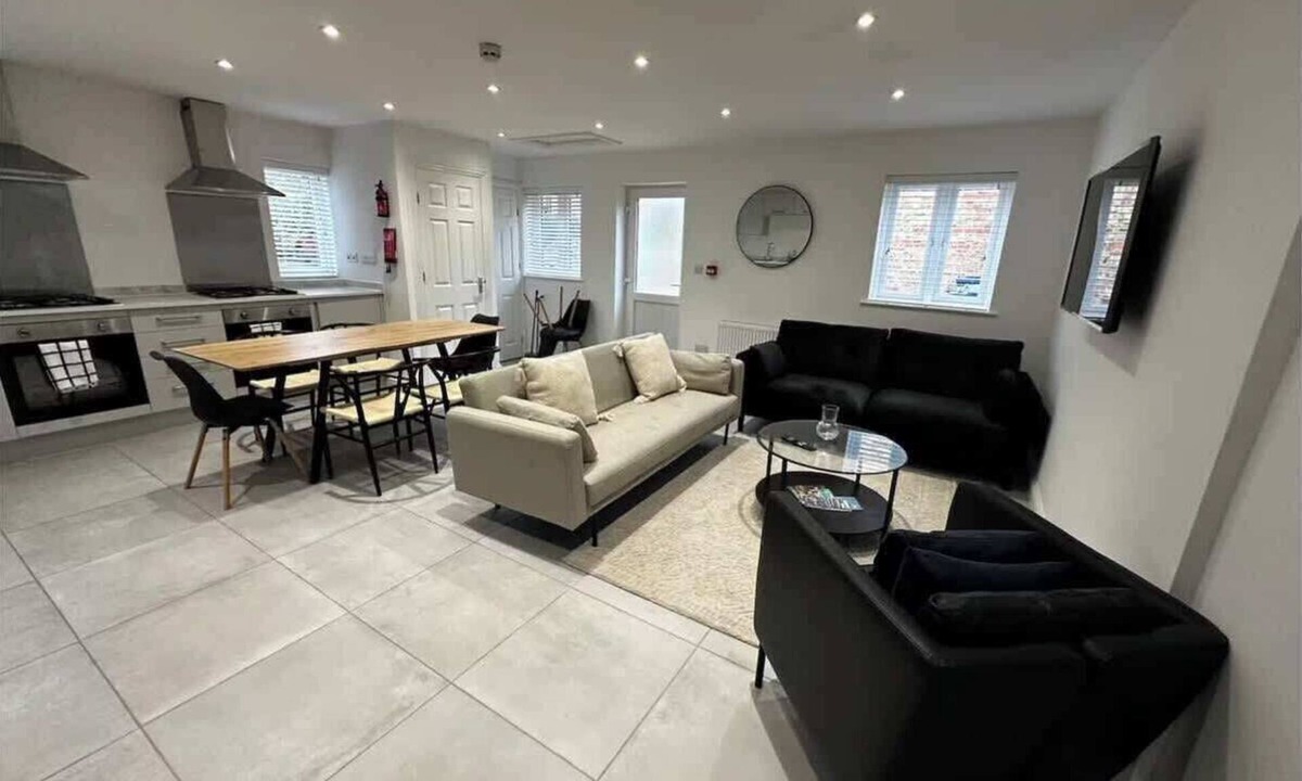 Oxford House | Attractive, Central, Spacious, Home with Parking