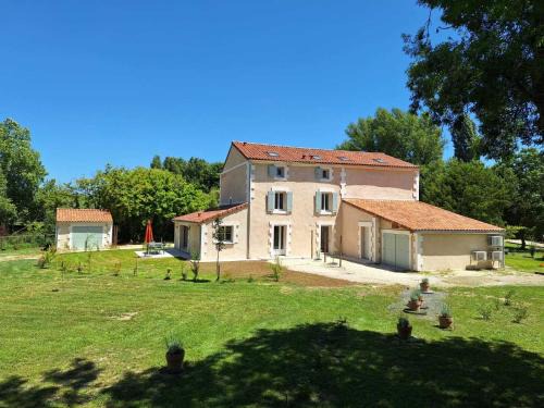 Chateauneuf-sur-Charente House | Au son de l'eau