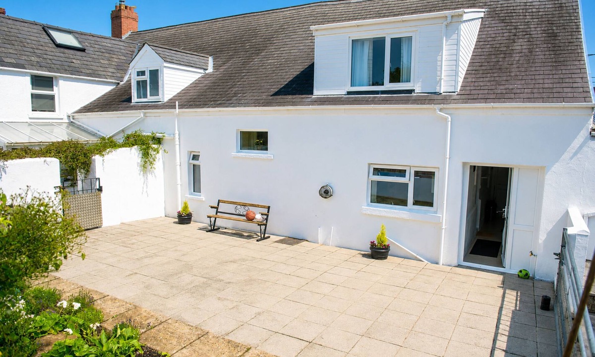 Saint Clears Cottage | Awel Taf - A spacious 3 bedroom Cottage with Courtyard Garden!