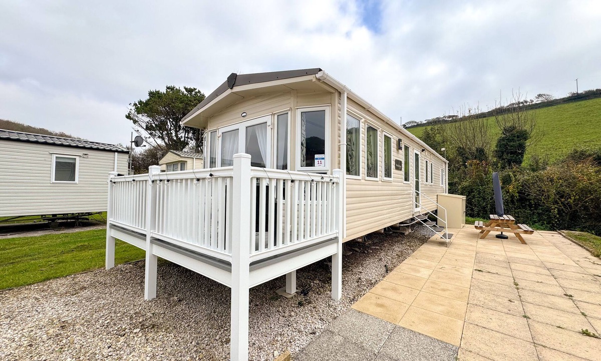 Challaborough House | Beach Coast Getaway in South Devon! Hill Views and on site entertainment,