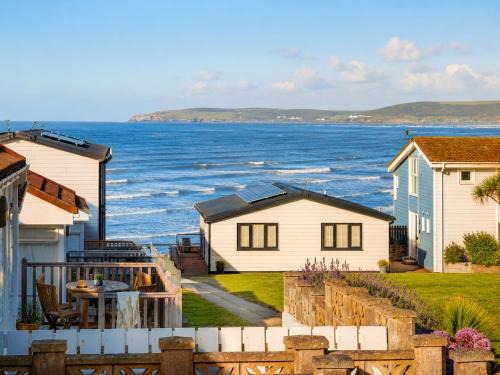 Westleigh Ski Chalet | Beach Cottage 43, A stone's throw from the sea