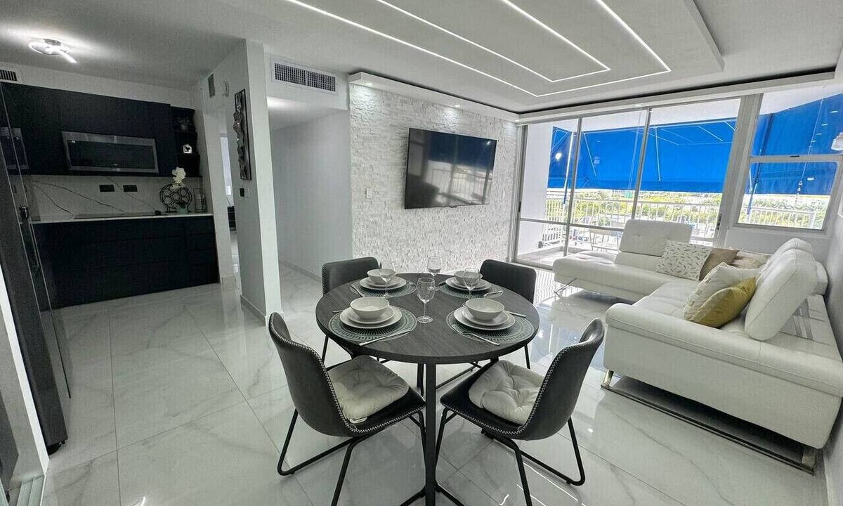 Isla Verde Apartment | Beachfront 2 Bdrm ~ Walk to Eat ~ W/D ~ King Bed