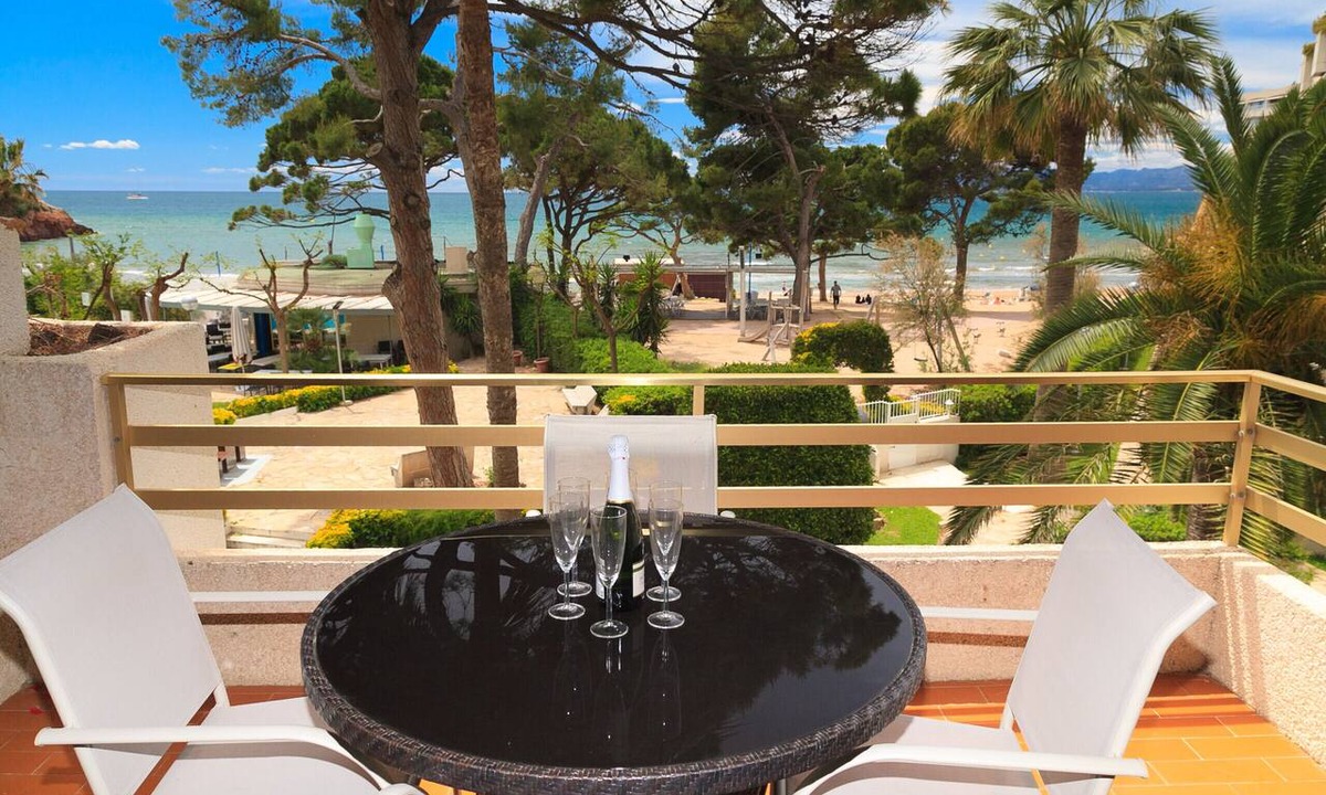 Salou City Centre Apartment | Beachfront Apartment with Pool & WiFi · UHC PLAYAMERO 153