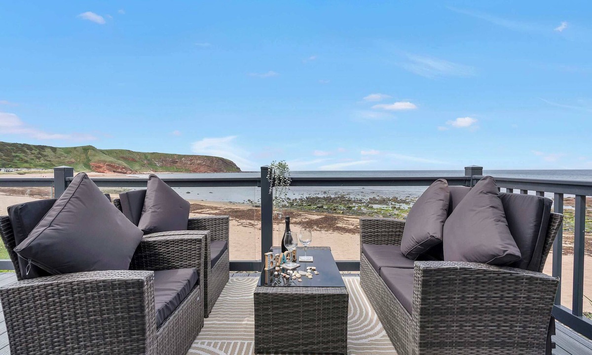 Cockburnspath House | Beachfront 2BR - Wi-Fi - Free Parking - Sleeps 6