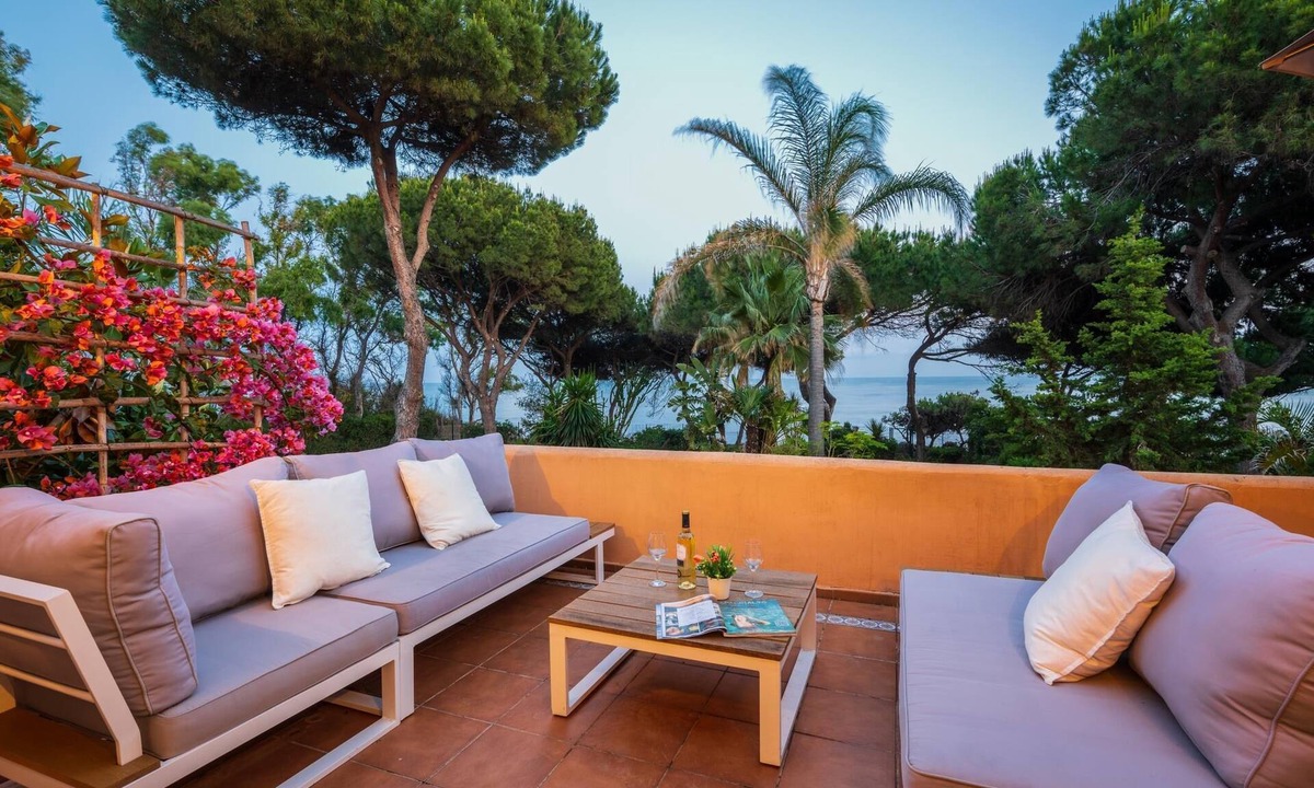 El Paraiso House | Beachfront Luxury Townhouse Direct Sea Access & Pool near Marbella
