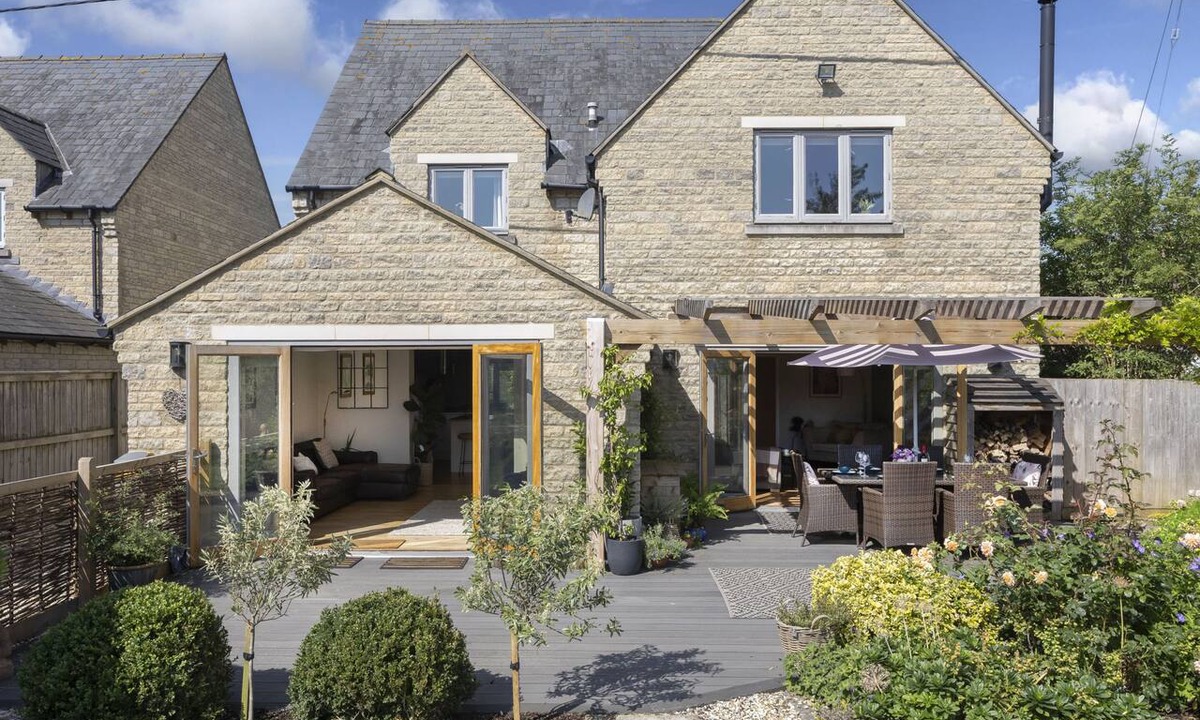 Mangotsfield House | Beautiful 4 Bed 3 Bath Cotswold Home with Hot Tub
