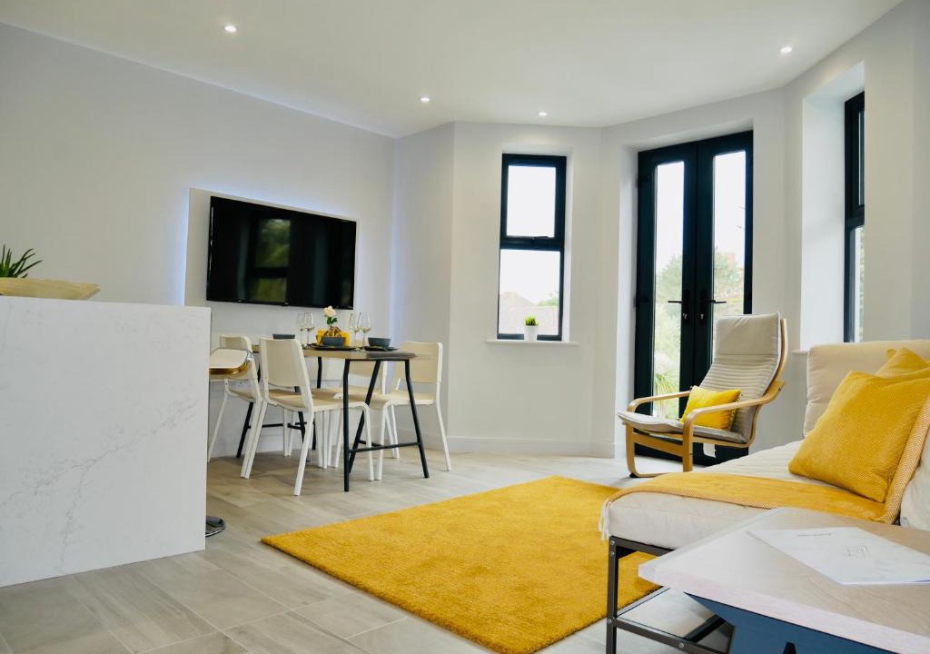 Westbourne Apartment | Beautiful AlumPointe Apartment - 400m to the beach