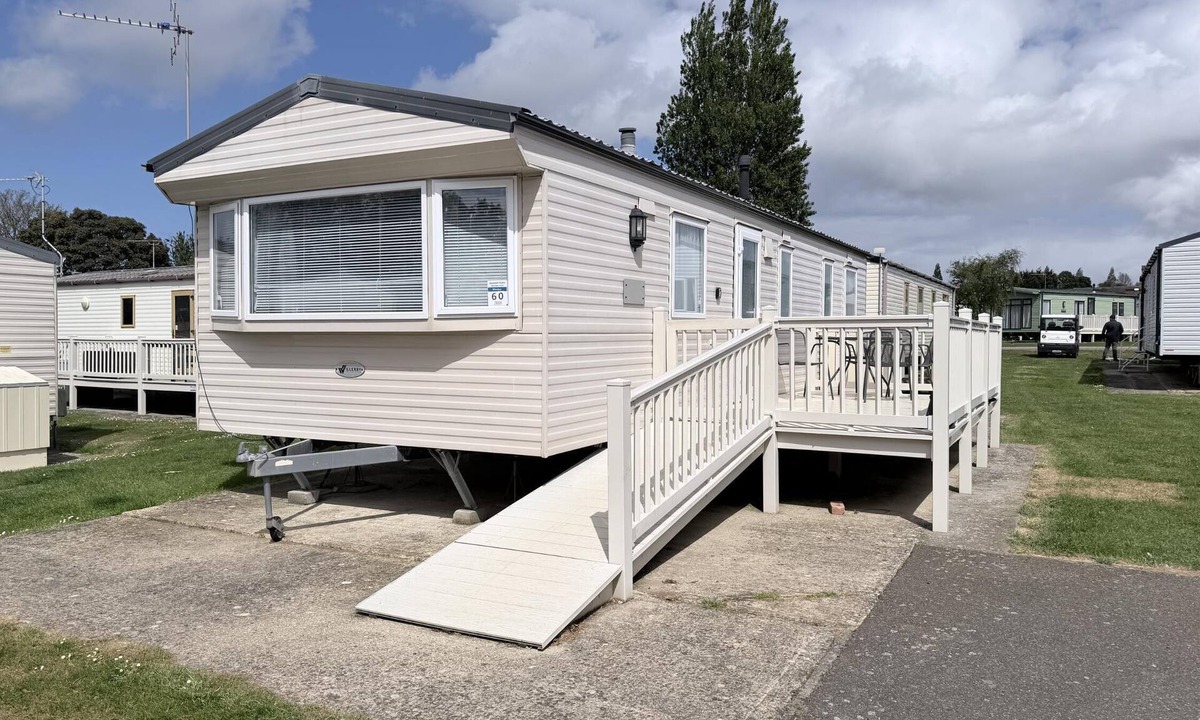 Hunstanton House | Beautiful caravan at Manor Park Holiday Park in Hunstanton ref 23060W