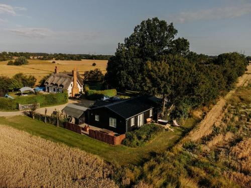 Woodbridge House | Beautiful Cottage with Heated Outdoor Swimming Pool in Bredfield near to Woodbridge on the Suffolk Coast