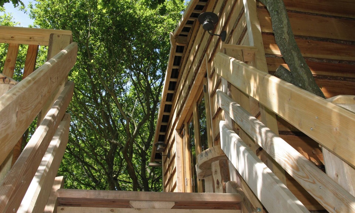 Ryde Cabin | Beautiful handbuilt Treehouse sleeps 2-6