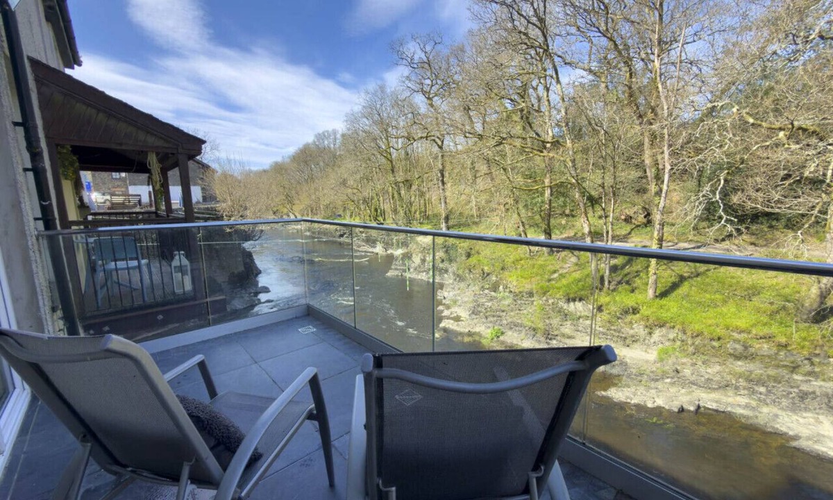 Llandysul House | Beautiful River view with Sauna