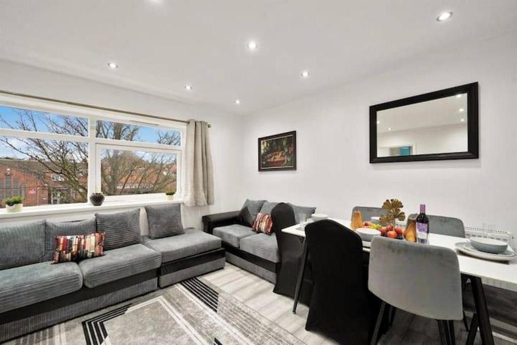 Belvedere Apartment | Belvedere 4-Bed Apt Sleeps 9 with Parking