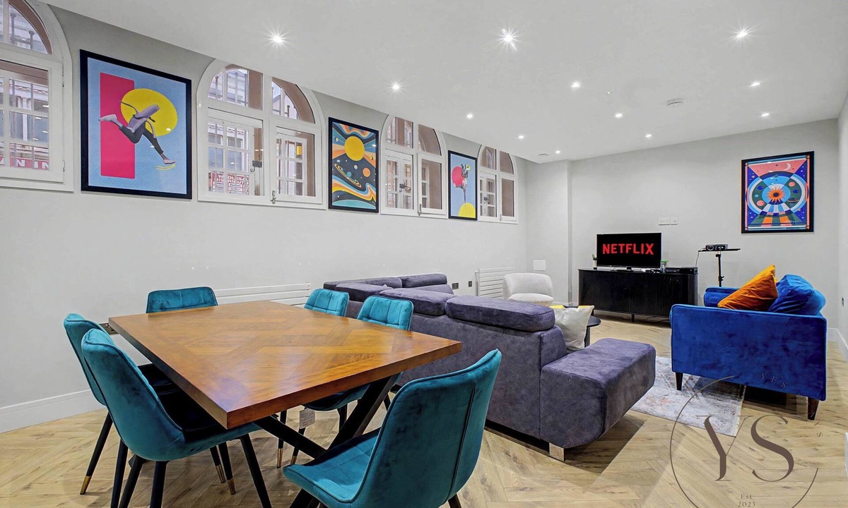 Birmingham City Centre Apartment | Birmingham 5BR Stay – Foosball + Smart TV