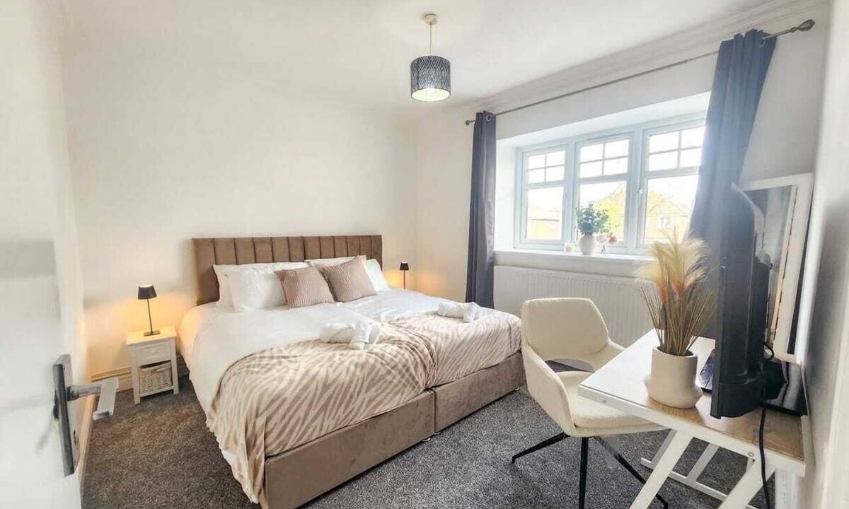 Great Barr House | Birmingham Spacious 5BR house, family & contractor friendly near M6 & M5