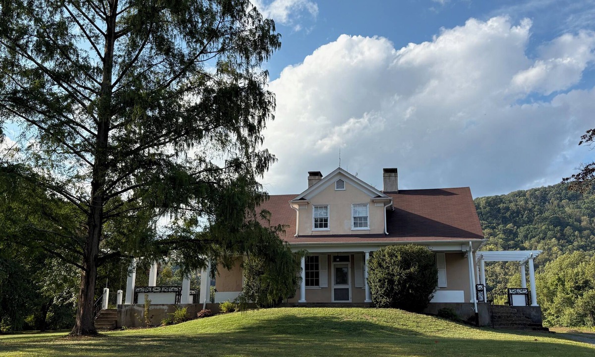 Batesville House | Blairbrook Farm | Working Peony Farm Near King Family Vineyards