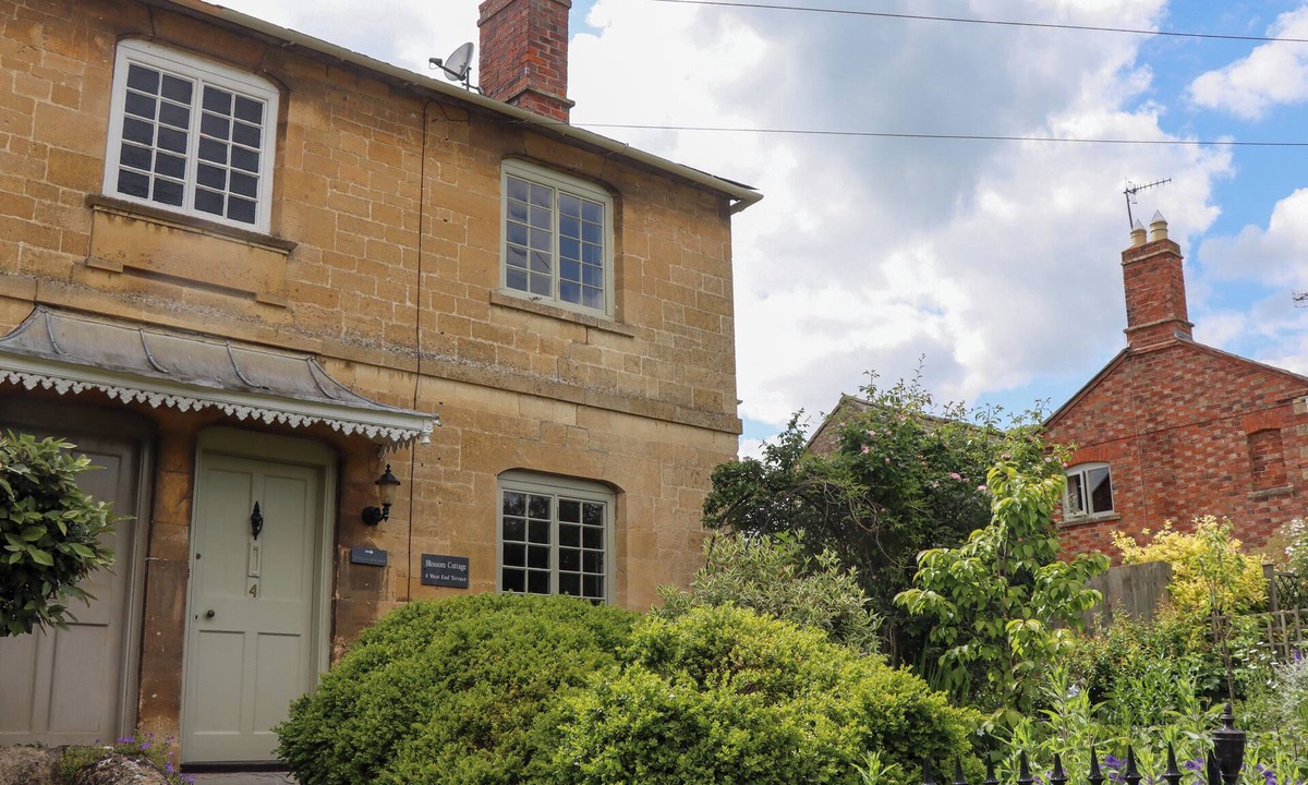 Chipping Campden Cottage | BLOSSOM COTTAGE, pet friendly, with open fire in Chipping Campden