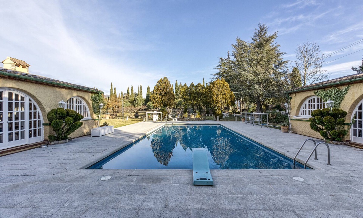 Darnius Apartment | Bosque Apartment with Mountain Views, Wi-Fi, and Air Conditioning