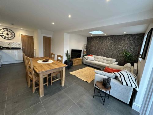 Cosham House | Brain Properties Limited - Contractor and Leisure Stay 4 Bedroom all ensuite house with Parking