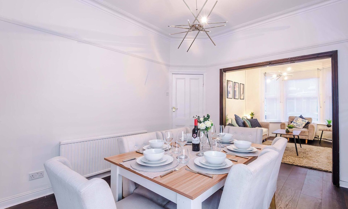 Old Trafford House | Bright 3BR Home | Manchester | Wi-Fi & Parking