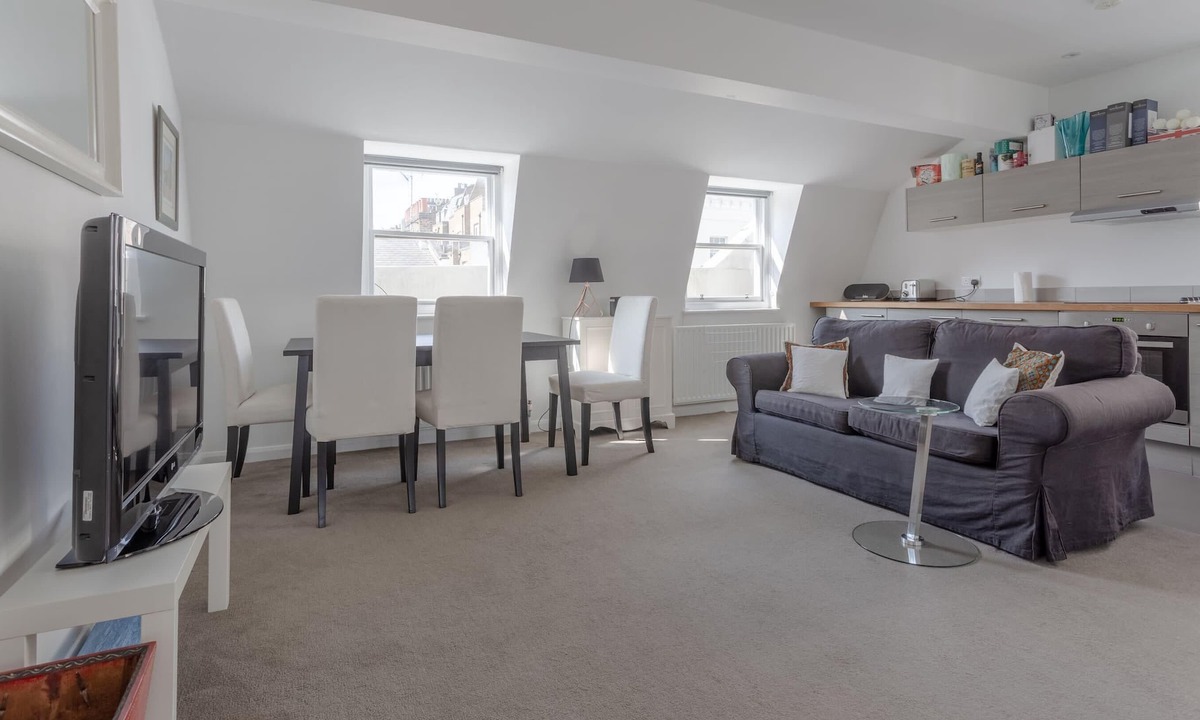 Warwick Apartment | Bright & Airy 1 Bedroom Apartment in Central London