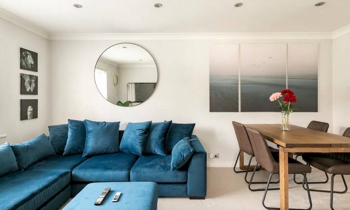 Eton Apartment | Bright and Spacious Apartment-Unbeatable Location! - Pass the Keys