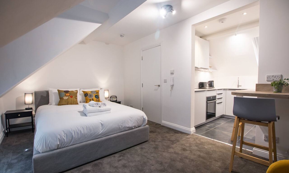 Bristol Apartment | Bright & Beautiful Studio Flat in Bristol