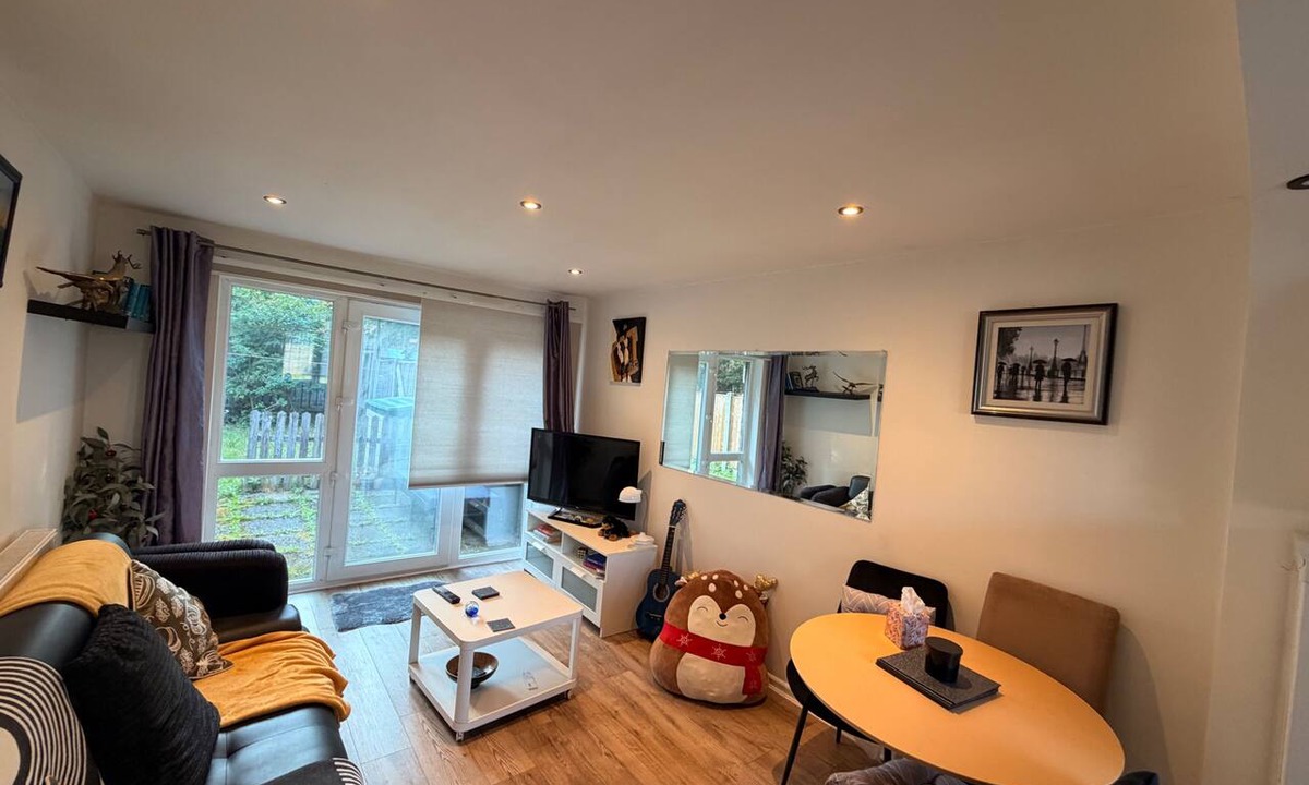 Chorlton-on-Medlock House | Bungalow Sleeps 4 With Free Parking and Garden
