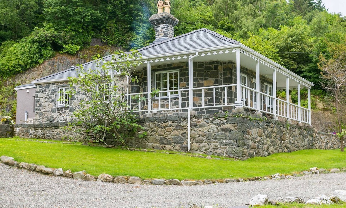 Llanfairfechan Cottage | Cae Mab Dafydd - a cosy fire that sleeps 3 guests in 2 bedrooms