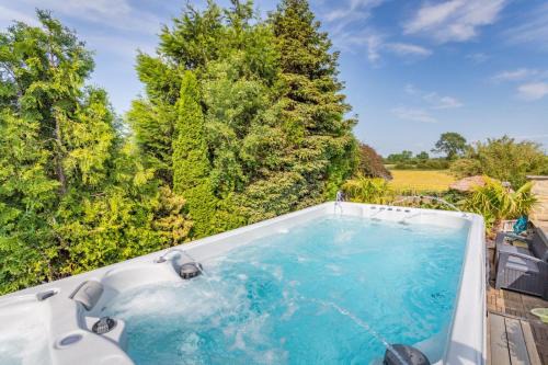 Darlington House | Caesars Spa Retreat with Heated Swim Spa & Waterfall Gardens