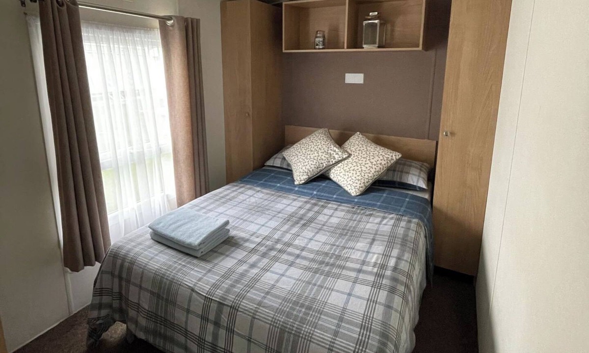 Clacton-on-Sea Cabin | Caravan - Sleeps 10 - Pet friendly - Parking