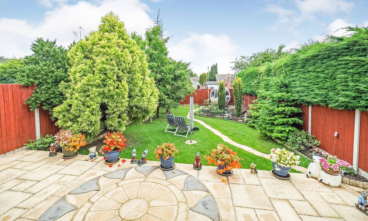 Shottery House | Central Location, Sleeps 7, 4 Bedrooms, Parking for 4+ cars, easy walk to town