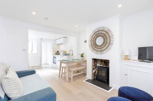 Brighton City Centre House | Central quiet cottage Walk to shops, bars & beach