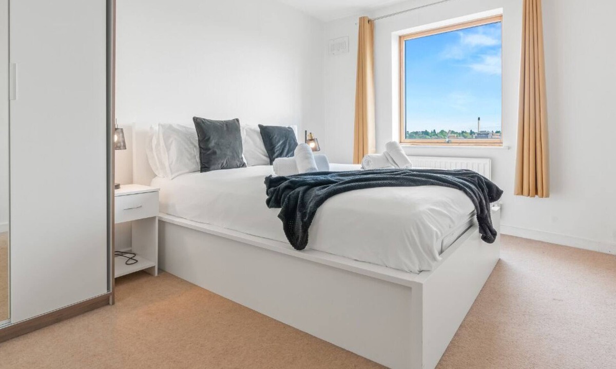 Reading City Centre Apartment | Central Reading, 2 Bedroom Apartment, Secure Parking, Skyline View