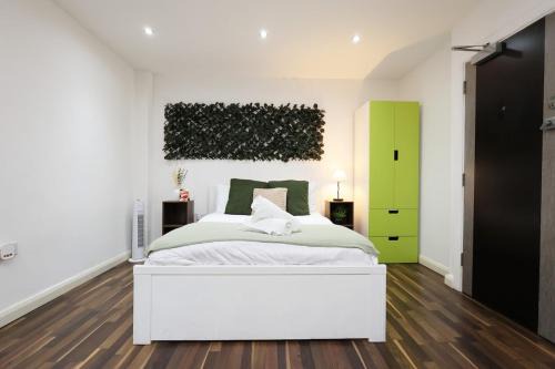 Plasnewydd Apartment | CentralHub1 1BD Studio- Contractor & Travelers