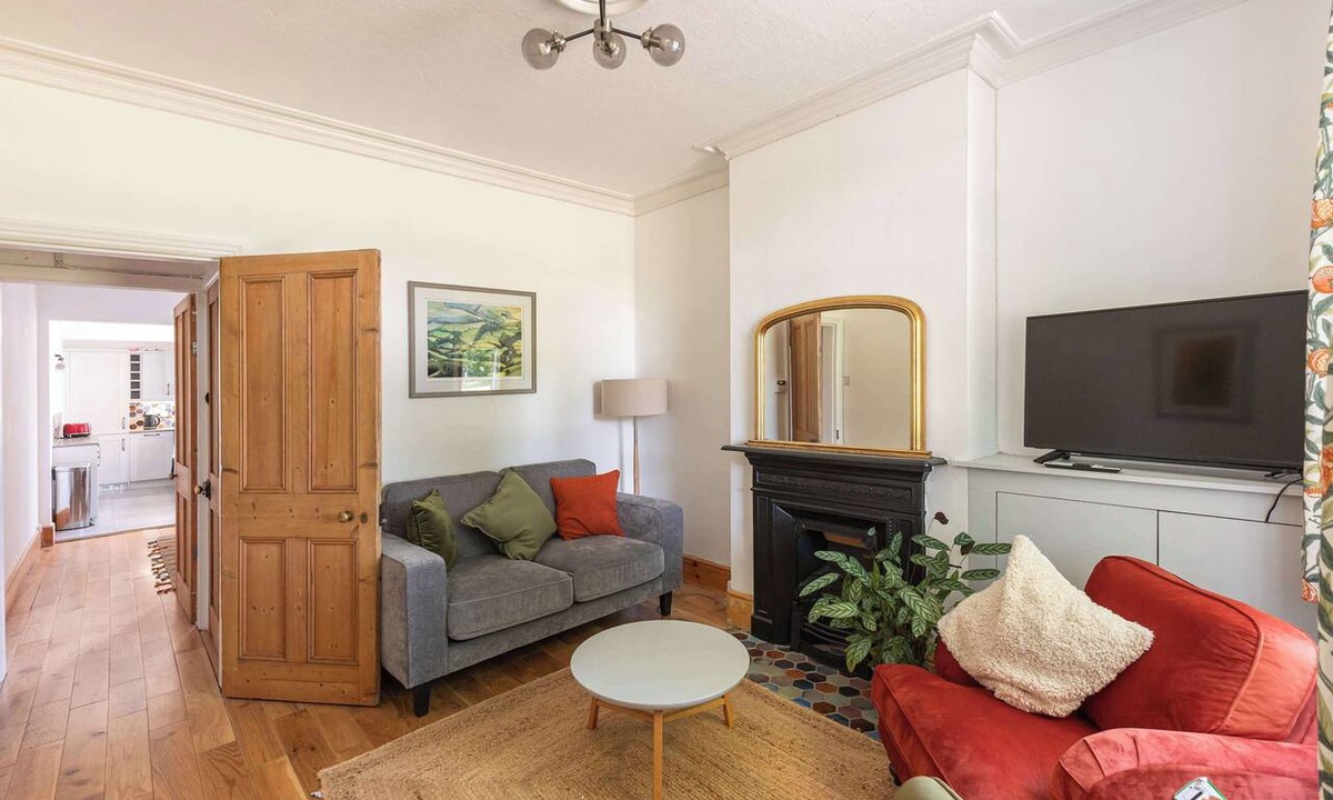 Derby House | Charming 4-bed Home in Derby by Renzo, Brilliant Location, Free Parking!