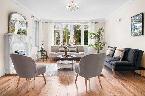 Bramcote House | Charming 5BR Home with Garden & Parking