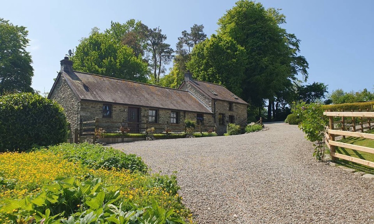 Llangybi House | Charming Ty Barcud in Nuneaton