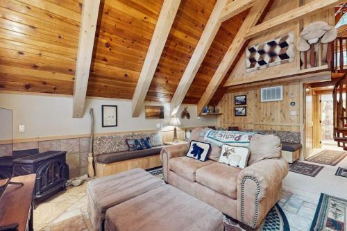 Rancho Bijou House | Charming Updated Rustic Cabin with Gas Fireplace close to Lake and Ski Resort