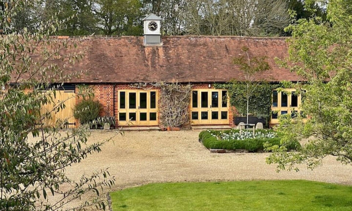 Henley-on-Thames House | Clock Tower - 2 Bed Pretty Unique Barn with Indoor Pool