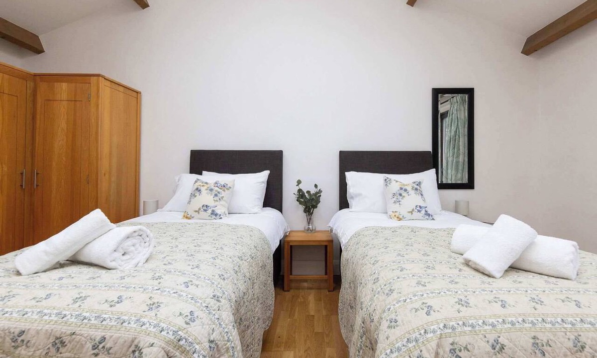 Sidlesham Apartment | Clover - Twin Ensuite Room in Sidlesham