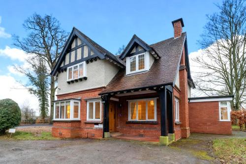 Alrewas Apartment | Coachman's House, Maxstoke I Minutes from Birmingham NEC I Perfect for work groups