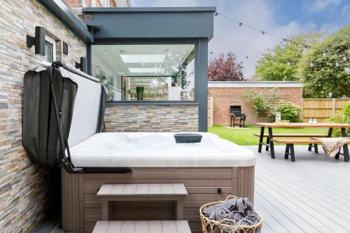 West Wittering House | Coastal Retreat for 10 with Hot Tub