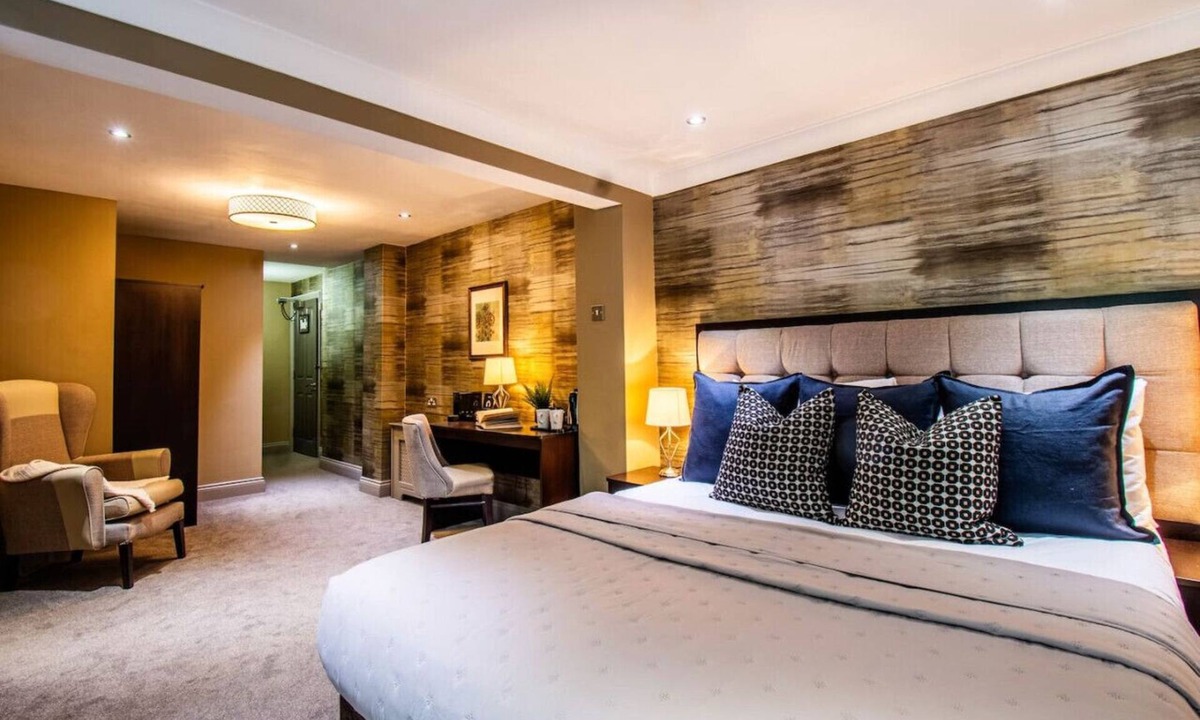 Yeovil Apartment | Comfort & Space Studio w/Parking, Free Gym Pass