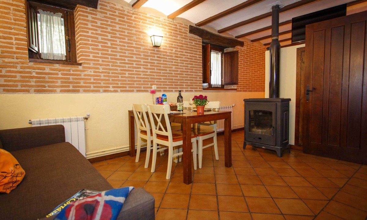 Robregordo Apartment | Comfortable bedroom apartment and sofa bed on the ground floor with fireplace